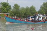 Kapal nelayan mengangkut penumpang dari Pulau Aceh, Kabupaten Aceh Besar, tiba di pelabuhan tradisional Lampulo, Banda Aceh, Minggu (8/5/2022). Pada puncak arus balik lebaran Idul Fitri 1443 Hijriah, volume penumpang kapal dari pulau Aceh tujuan Banda Aceh mengalami peningkatan drastis yang mayoritas dari kalangan mahasiswa, pelajar dan sebagian kecil warga biasa. ANTARA FOTO/Ampelsa