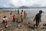 Pengunjung bermain air di pantai Mutiara, Trenggalek, Jawa Timur, Minggu (8/5/2022). Wisata pantai andalan Kabupaten Trenggalek tersebut ramai pengunjung saat libur lebaran. Antara Jatim/Prasetia Fauzani/Ds