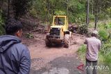 PUTR Sulsel memotong gunung untuk buka jalan akibat longsor di Luwu Utara