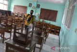 Petugas sekolah menyemprotkan disinfektan di SMP Negeri 2, Kabupaten Ciamis, Jawa Barat, Rabu (11/5/2022). Pemerintah setempat kembali mengoptimalkan Pembelajaran Tatap Muka (PTM) 100 persen usai libur Lebaran dan cuti bersama dengan menerapkan protokol kesehatan yang ketat. ANTARA FOTO/Adeng Bustomi/agr