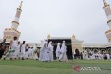 Puluhan calon jemaah haji berlatih melakukan Tawaf saat mengikuti pembinaan dan simulasi tata cara praktek Manasik Haji di Islamic Center, Indramayu, Jawa Barat, Rabu (11/5/2022). Jelang musim haji, puluhan calon haji dibekali pemahaman dan kegiatan praktek tentang tata cara ketertiban dalam pelaksanaan ibadah haji sebelum diberangkatkan ke Tanah Suci. ANTARA FOTO/Dedhez Anggara/agr