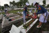 Taruna-Taruni Akademi Angkatan Laut (AAL) menabur bunga saat berziarah di Taman Makam Pahlawan (TMP) Sepuluh Nopember, Surabaya, Jawa Timur, Rabu (11/5/2022). Ziarah ke makam pahlawan tersebut merupakan rangkaian kegiatan untuk memperingati Hari Pendidikan TNI Angkatan Laut (Hardikal) ke-76. Antara Jatim/Didik Suhartono