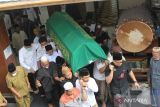 Jenazah almarhumah adik kandung Presiden ke-4 RI Abdurrahman Wahid atau Gus Dur, Nyai Lily Khodijah Wahid diangkat untuk dimakamkan di komplek pemakaman Pondok Pesantren Tebuireng, Kabupaten Jombang, Jawa Timur, Selasa (10/5/2022). Cucu pendiri NU KH Hasyim Asy'ari itu meninggal di usia 74 tahun pada Senin (9/5/2022) pukul 16.28 WIB saat menjalani perawatan di pusat jantung terpadu RSCM Jakarta. Antara Jatim/Syaiful Arief