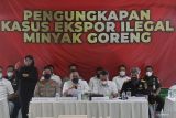 Kabareskrim Polri Komjen Pol Agus Andrianto (kedua kiri), Kapolda Jawa Timur Irjen Pol Nico Afinta (kiri), Plt Dirjen Perdagangan Luar Negeri Kemendag Veri Anggrijono (kedua kanan) dan Kakanwil Direktorat Jenderal Bea dan Cukai (DJBC) Jawa Timur I Padmoyo Tri Wikanto (kanan) memberikan keterangan pers saat pengungkapan kasus ekspor ilegal minyak goreng di Terminal Teluk Lamong, Surabaya, Jawa Timur, Kamis (12/5/2022). Dalam kasus tersebut petugas gabungan dari Polri dan bea cukai mengamankan barang bukti berupa delapan unit kontainer dengan total muatan minyak goreng sebanyak 162.642,6 liter atau 121,985 ton yang akan dikirim ke Dili, Timor Leste. Antara Jatim/Moch Asim/Ds