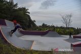 Warga bermain skateboard di Skatepark Galuh Ciamis di Cigembor, Kabupaten Ciamis, Jawa Barat, Kamis (12/5/2022). Pembangunan arena skatepark standar internasional tersebut dapat dijadikan tempat bermain serta pembinaan atlet olahraga ekstrem seperti skateboard, BMX freestyle. ANTARA FOTO/Adeng Bustomi/agr
