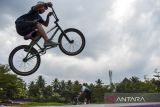 Warga bermain BMX freestyle di Skatepark Galuh Ciamis di Cigembor, Kabupaten Ciamis, Jawa Barat, Kamis (12/5/2022). Pembangunan arena skatepark standar internasional tersebut dapat dijadikan tempat bermain serta pembinaan atlet olahraga ekstrem seperti skateboard, BMX freestyle. ANTARA FOTO/Adeng Bustomi/agr
