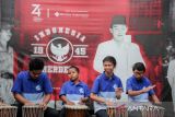 Anak-anak disabilitas bermain musik jimbe pada rangkaian penyerahan donasi di Yayasan Biruku Indonesia di Arcamanik, Bandung, Jawa Barat, Jumat (13/5/2022). TokoCrypto bersama BeKind dan WeCare.id berhasil mengumpulkan donasi berupa kebutuhan sekolah dan dukungan biaya terapi dari kampanye 