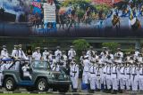 Wakil Kepala Staf Angkatan Laut (Wakasal) Laksamana Madya TNI Ahmadi Heri Purwono (keempat kiri) menginspeksi pasukan saat upacara peringatan Hari Pendidikan TNI Angkatan Laut (Hardikal) ke-76 di Komando Pembinaan Doktrin, Pendidikan dan Latihan TNI AL (Kodiklatal), Bumimoro, Surabaya, Jawa Timur, Jumat (13/5/2022). Peringatan Hardikal ke-76 tersebut bertema Lembaga Pendidikan TNI Angkatan Laut Terus Berkomitmen Membangun Sumber Daya Manusia Unggul Guna Mewujudkan TNI Angkatan Laut  Yang Profesional, Modern Dan Tangguh. Antara Jatim/Didik Suhartono