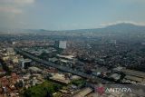 Foto udara proyek pembangunan Jalan Layang Kopo di Jalan Soekarno-Hatta, Bandung, Jawa Barat, Jumat (13/5/2022). Kementerian PUPR menyatakan, pembangunan Jalan Layang Kopo tersebut telah mencapai 93 persen dan ditargetkan akan rampung sebelum September 2022. ANTARA FOTO/Raisan Al Farisi/agr