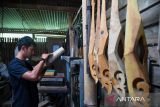 Perajin menyelesaikan pembuatan alat musik tradisional kulcapi khas Karo di Desa Lingga, Karo, Sumatera Utara, Sabtu (14/5/2022). Alat musik tradisional Karo yang menggunakan bahan kayu jati dan bambu tersebut dijual dengan kisaran harga sekitar Rp600 ribu hingga Rp1,2 juta tergantung bahan, ukuran dan sudah diekspor hingga Australia, Jerman, Norwegia dan Jepang. ANTARA FOTO/Fransisco Carolio