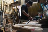 Perajin menyelesaikan pembuatan alat musik tradisional kulcapi khas Karo di Desa Lingga, Karo, Sumatera Utara, Sabtu (14/5/2022). Alat musik tradisional Karo yang menggunakan bahan kayu jati dan bambu tersebut dijual dengan kisaran harga sekitar Rp600 ribu hingga Rp1,2 juta tergantung bahan, ukuran dan sudah diekspor hingga Australia, Jerman, Norwegia dan Jepang. ANTARA FOTO/Fransisco Carolio