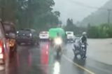 Kendaraan tertahan di jalur trans-Sulawesi akibat banjir