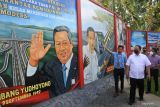 Wakapolri Komjen Gatot Eddy Pramono (kedua kanan), didampingi Dekan Fakultas Hukum Universitas Jember (Unej) Bayu Dwi (kiri), menjelaskan mural usai menyampaikan orasi kebangsaan dengan tema Peran Lulusan Perguruan Tinggi Dalam Membangun Bangsa di hadapan wisudawan di Gedung Auditorium Unej, Jawa Timur, Sabtu (14/5/2022). Selain menyampaikan orasi kebangsaan, Wakapolri juga menerima Surat Keputusan sebagai  dosen luar biasa Fakultas Hukum Unej di acara wisuda secara daring dan luring itu. Antara Jatim/Seno/Ds