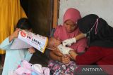 Bidan desa menyuntikkan vaksin polio kepada balita di Desa Pamayahan, Lohbener, Indramayu, Jawa Barat, Sabtu (14/5/2022). Pemerintah Provinsi Jawa Barat mengerahkan 1,4 juta kader Pemberdayaan Kesejahteraan Keluarga (PKK) dalam rangka menurunkan angka Prevalensi Stunting guna mengejar target Jabar Zero Stunting pada 2023. ANTARA FOTO/Dedhez Anggara/agr
