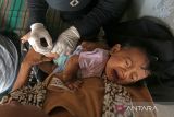 Bidan desa menyuntikkan vaksin polio kepada balita di desa Pamayahan, Lohbener, Indramayu, Jawa Barat, Sabtu (14/5/2022). Pemerintah Provinsi Jawa Barat mengerahkan 1,4 juta kader Pemberdayaan Kesejahteraan Keluarga (PKK) dalam rangka menurunkan angka Prevalensi Stunting guna mengejar target Jabar Zero Stunting pada 2023. ANTARA FOTO/Dedhez Anggara/agr
