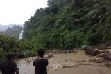 Jalan poros Mamasa-Mamuju tertutup longsor