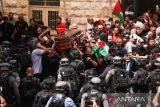 Polisi Israel memukuli pelayat pemakaman jurnalis Al Jazeera