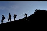 Peserta berlari di kawasan Geopark Batur saat mengikuti Bali Trail Running Challenge 2022 di Bangli, Bali, Minggu (15/5/2022). Lomba lari lintas alam yang melombakan kategori 15 km dan 30 km dengan daya tarik pemandangan pegunungan Batur, perkebunan dan area black lava tersebut diikuti oleh sekitar 500 orang pelari dari berbagai negara. ANTARA FOTO/Fikri Yusuf/nym.