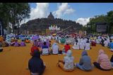 Umat Budha bermeditasi saat detik-detik perayaan Tri Suci Waisak 2566 BE/2022 di pelataran candi Borobudur, Magelang, Jateng, Senin (16/5/2022). Waisak tahun ini mengusung tema Jalan Kebijaksanaan Menuju Kebahagiaan Sejati. ANTARA FOTO/Anis Efizudin/nym.
