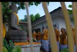 Umat Buddha melakukan puja bakti dalam perayaan Hari Tri Suci Waisak 2566 BE/2022 di Vihara Buddha Sakyamuni, Denpasar, Bali, Senin (16/5/2022). Puja Bakti Tri Suci Waisak 2566 BE di wihara tersebut diikuti ribuan umat Buddha dengan tetap menerapkan protokol kesehatan khususnya penggunaan masker. ANTARA FOTO/Nyoman Hendra Wibowo/nym.