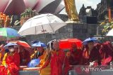 Umat Buddha meditasi detik-detik Waisak di pelataran Borobudur