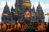 Bhikkhu bersembahyang pada Perayaan Waisak 2566 BE/2022 di Candi Sewu, Prambanan, Klaten, Jawa Tengah, Senin (16/5/2022). Perayaan Waisak 2566 BE/2022 yang diikuti umat Buddha dari Jawa Tengah dan Yogyakarta itu mengangkat tema 