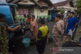 Warga antre untuk mendapatkan air bersih di Kelurahan Pelambuan, Banjarmasin, Kalimantan Selatan, Selasa (17/5/2022). Warga di Kelurahan Pelambuan tepatnya di jalan PM Noor Banjarmasin mengeluhkan sejak dua bulan terakhir distribusi air bersih dari Perusahaan Daerah Air Minum (PDAM) Bandarmasih mengalami penurunan bahkan hingga mati total akibatnya warga terpaksa menggunakan air aliran sungai serta membeli air bersih untuk memenuhi kebutuhan sehari-hari. Foto Antaranews Kalsel/Bayu Pratama S.