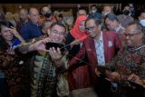 Menko Polhukam) Mahfud MD (kedua kanan) berswafoto bersama peserta yang menghadiri pembukaan Simposium Nasional Hukum Tata Negara di Nusa Dua, Badung, Bali, Rabu (18/5/2022). Kegiatan tersebut digelar untuk memperkaya dan menemukan gagasan-gagasan akademik yang bisa merumuskan solusi dan rekomendasi kebijakan untuk menyelesaikan masalah kewarganegaraan dan partai politik. ANTARA FOTO/Nyoman Hendra Wibowo/nym.