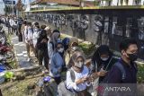 Peserta antre untuk mengikuti Ujian Tulis Berbasis Komputer (UTBK) Seleksi Bersama Masuk Perguruan Tinggi Negeri (SBMPTN) di Kampus Universitas Siliwangi (Unsil), Kota Tasikmalaya, Jawa Barat, Rabu (18/5/2022). Pelaksanaan ujian tulis di Unsil tersebut diikuti sebanyak 7.764 peserta yang dilaksanakan dalam dua tahap yaitu tanggal 17-23 Mei 2022 dan 28 Mei-3 Juni 2022 dengan jalur seleksi melalui prestasi 20 persen, 50 persen dari nilai UTBK dan 30 persen secara mandiri. ANTARA FOTO/Adeng Bustomi/agr