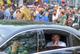 Presiden Joko Widodo menyapa warga saat mengunjungi Pasar Cibinong di Kabupaten Bogor, Jawa Barat, Selasa (17/5/2022). Dalam kunjungannya, Presiden menyerahkan bantuan modal usaha UMKM beserta Bantuan Langsung Tunai (BLT) minyak goreng. ANTARA FOTO/Yulius Satria Wijaya/rwa.