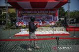 Petugas Kepolisian berjaga di lokasi pemusnahan barang bukti sabu seberat 1,196 ton di halaman Polda Jabar, Bandung, Jawa Barat, Kamis (19/5/2022). Polda Jabar bersama BNN Provinsi Jawa Barat memusnahkan 1,196 ton sabu bernilai Rp1,4 triliun dari sindikat narkoba Timur Tengah yang disita dari lima tersangka yang ditangkap di Pangandaran dan Bogor beberapa waktu lalu. ANTARA FOTO/Raisan Al Farisi/agr