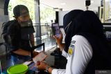 Calon penumpang melakukan proses boarding di Stasiun Kereta Api (KA) Madiun, Jawa Timur, Kamis (19/5/2022). Mulai 18 Mei PT KAI mengeluarkan kebijakan bagi penumpang KA Jarak jauh yang telah mendapatkan vaksin COVID-19 dosis kedua atau ketiga serta penumpang KA Lokal dan aglomerasi yang telah mendapatkan vaksin minimal dosis pertama tidak diwajibkan menunjukkan hasil negatif RT-PCR atau rapid test Antigen pada saat proses boarding. Antara Jatim/Siswowidodo/Ds