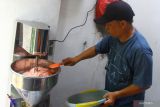 Pekerja membuat makanan olahan daging sapi berupa bakso untuk dijual ke berbagai daerah di rumah produksi Cartel Pentol di Malang, Jawa Timur, Kamis (19/5/2022). Produsen bakso setempat mengatakan permintaan makanan olahan daging sapi tersebut di pasar digital justru meningkat dari 300 kantong menjadi 400 kantong per bulan meski penyakit mulut dan kuku (PMK) mewabah di sejumlah daerah. Antara Jatim/Ari Bowo Sucipto/Ds