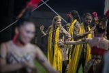 Delegasi negara Digital Economy Working Group (DEWG) G20 diajak menari bersama saat menyaksikan pertunjukan tari di sela acara makan malam di Candi Prambanan, Sleman, DI Yogyakarta, Rabu (18/5/2022). Disela pertemuan DEWG G20 para delegasi diajak untuk menikmati makan malam dan melihat pertunjukan sendratari dengan latar belakang Candi Prambanan untuk mengenalkan potensi kesenian dan kebudayaan Indonesia. ANTARA FOTO/Mohammad Ayudha/Pool/aww.