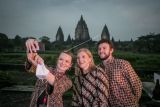 Peserta delegasi negara G20 Digital Economy Working Group (DEWG) G20 menikmati pemandangan dan berfoto dengan latar belakang Candi Prambanan di Sleman, DI Yogyakarta, Rabu (18/5/2022). Disela pertemuan DEWG G20 para delegasi diajak untuk menikmati makan malam dan melihat pertunjukan sendratari dengan latar belakang Candi Prambanan untuk mengenalkan potensi kesenian dan kebudayaan Indonesia. ANTARA FOTO/Mohammad Ayudha/Pool/aww.