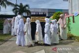 Sejumlah anak melakukan tawaf saat mengikuti latihan manasik haji dI Paud/TK Ruman Aceh, Banda Aceh, Aceh, Jumat (20/5/2022). Latihan Manasik Haji yang sudah ditetapkan sebagai agenda tahunan  diikuti sekitar 80 anak tersebut , bertujuan untuk memperkenalkan tata cara ibadah haji sebagai rukun Islam ke-5 pada anak usia dini. ANTARA FOTO/Ampelsa.