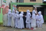 Sejumlah anak melakukan tawaf saat mengikuti latihan manasik haji dI Paud/TK Ruman Aceh, Banda Aceh, Aceh, Jumat (20/5/2022). Latihan Manasik Haji yang sudah ditetapkan sebagai agenda tahunan  diikuti sekitar 80 anak tersebut , bertujuan untuk memperkenalkan tata cara ibadah haji sebagai rukun Islam ke-5 pada anak usia dini. ANTARA FOTO/Ampelsa.