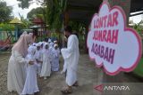 Sejumlah anak Melontar Jumrah saat mengikuti latihan manasik haji dI Paud/TK Ruman Aceh, Banda Aceh, Aceh, Jumat (20/5/2022). Latihan Manasik Haji yang sudah ditetapkan sebagai agenda tahunan  diikuti sekitar 80 anak tersebut , bertujuan untuk memperkenalkan tata cara ibadah haji sebagai rukun Islam ke-5 pada anak usia dini. ANTARA FOTO/Ampelsa.