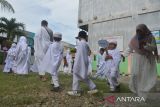 Sejumlah anak melakukan Sai  saat mengikuti latihan manasik haji dI Paud/TK Ruman Aceh, Banda Aceh, Aceh, Jumat (20/5/2022). Latihan Manasik Haji yang sudah ditetapkan sebagai agenda tahunan  diikuti sekitar 80 anak tersebut , bertujuan untuk memperkenalkan tata cara ibadah haji sebagai rukun Islam ke-5 pada anak usia dini. ANTARA FOTO/Ampelsa.