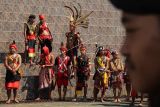 Sejumlah pria Suku Dayak mengikuti acara pembukaan Pekan Gawai Dayak ke-36 di Rumah Radakng, Pontianak, Kalimantan Barat, Jumat (20/5/2022). PGD ke-36 Kalimantan Barat tersebut digelar untuk melestarikan seni budaya dan memberikan edukasi kepada generasi muda. ANTARA FOTO/Jessica Helena Wuysang/nym.