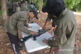 Peserta  dari Organisasi Kepemudaan mengikuti salah satu kegiatan turun gunung menggunakan tali saat berlangsung Kemah Kebangsaan di Desa Mata Ie, Kabupaten Aceh Besar, Aceh, Sabtu (21/5/2022). Kemah kebangsaan diikuti sebanyak 400 peserta dari beberapa Ormas kepemudaan dengan menggelar berbagai kegiatan tersebut bertujuan memperkuat persatuan dan kesatuan dalam membangun generasi muda yang tangguh. ANTARA FOTO/Ampelsa.