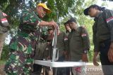 Prajurit Kodam Iskandar Muda memperagakan bongkar pasang senjata laras panjang kepada peserta dari organinsasi kemasyarakatan (Ormas) saat berlangsung kegiatan Kemah Kebangsaan di Desa Mata Ie, Kabupaten Aceh Besar, Aceh, Sabtu (21/5/2022). Kemah kebangsaan diikuti sebanyak 400 peserta dari beberapa Ormas kepemudaan dengan menggelar berbagai kegiatan tersebut bertujuan memperkuat persatuan dan kesatuan dalam membangun generasi muda yang tangguh. ANTARA FOTO/Ampelsa.