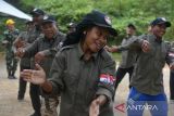 Seorang peserta asal Papua dari Organisasi Kepemudaan menari poco poco seusai mengikuti ketangkasan bongkar pasang senjata pada kegiatan Kemah Kebangsaan di Desa Mata Ie, Kabupaten Aceh Besar, Aceh, Sabtu (21/5/2022). Kemah kebangsaan diikuti sebanyak 400 peserta dari beberapa Ormas kepemudaan dengan menggelar berbagai kegiatan tersebut bertujuan memperkuat persatuan dan kesatuan dalam membangun generasi muda yang tangguh. ANTARA FOTO/Ampelsa.