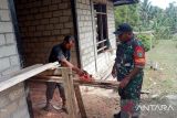 Posramil Biak Timur bantu warga menyerut kayu untuk pintu rumah