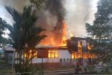 apuas Hulu - Kebakaran yang terjadi di Kantor Badan Kepegawaian dan Pengembangan Sumber Daya Manusia Kapuas Hulu Kalimantan Barat, Minggu (22/5) sore menghanguskan seluruh bangunan. Foto ANTARA/Teofilusianto Timotius.