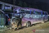 Kecelakaan bus Pariwisata menabrak rumah warga di Payungsari, KecamatanÂ Panumbangan, Kabupaten Ciamis, Jawa Barat, Sabtu (21/5/2022). Sebanyak empat orang tewas dan 24 orang luka-luka dalam kejadian tersebut. ANTARA FOTO/Iyang/ADB/agr