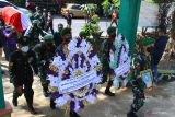 Anggota TNI dari Yonkes 2/Divif 2 Kostrad menggotong jenazah almarhum Achmad Yurianto untuk dimakamkan di komplek pemakaman umum Dadaprejo, Batu, Jawa Timur, Minggu (22/5/2022). Mantan juru bicara Satgas Penanganan COVID-19 tersebut meninggal di usia 60 tahun pada Sabtu (21/5) pukul 18.58 WIB setelah berjuang melawan penyakit kanker usus.  Antara Jatim/Ari Bowo Sucipto/Ds