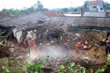 Petugas SAR gabungan melakukan evakuasi material tanah longsor dan pencarian korban di Desa Cipelang, Cijeruk, Kabupaten Bogor, Jawa Barat, Minggu (22/5/2022). Hujan deras yang terjadi pada Sabtu (21/5) menyebabkan tanah longsor dan menghancurkan tiga rumah serta mengakibatkan tiga orang meninggal dunia tertimbun runtuhan dan satu orang masih dalam pencarian. ANTARA FOTO/Yulius Satria Wijaya/tom.