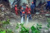 Petugas SAR gabungan melakukan evakuasi material tanah longsor dan pencarian korban di Desa Cipelang, Cijeruk, Kabupaten Bogor, Jawa Barat, Minggu (22/5/2022). Hujan deras yang terjadi pada Sabtu (21/5) menyebabkan tanah longsor dan menghancurkan tiga rumah serta mengakibatkan tiga orang meninggal dunia tertimbun runtuhan dan satu orang masih dalam pencarian. ANTARA FOTO/Yulius Satria Wijaya/tom.
