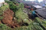 Petugas SAR gabungan melakukan evakuasi material tanah longsor dan pencarian korban di Desa Cipelang, Cijeruk, Kabupaten Bogor, Jawa Barat, Minggu (22/5/2022). Hujan deras yang terjadi pada Sabtu (21/5) menyebabkan tanah longsor dan menghancurkan tiga rumah serta mengakibatkan tiga orang meninggal dunia tertimbun runtuhan dan satu orang masih dalam pencarian. ANTARA FOTO/Yulius Satria Wijaya/tom.
